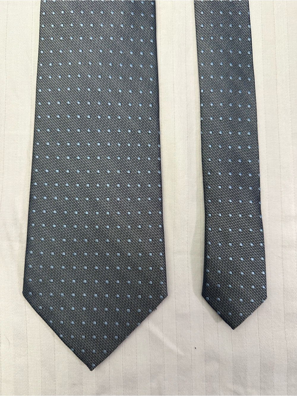 Brioni Gray Blue Polka Dot Silk Tie With Gold Logo Chain Made in Italy